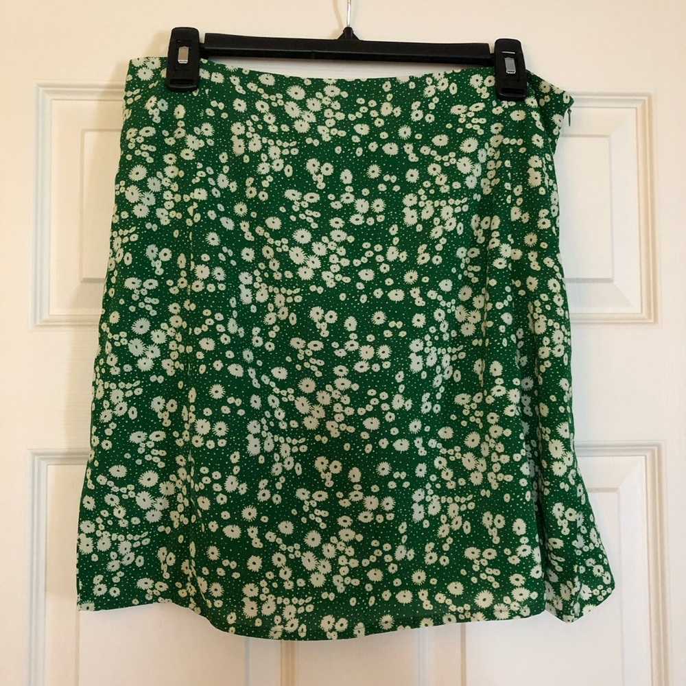 Green and white floral mini skirt. EUC Lg